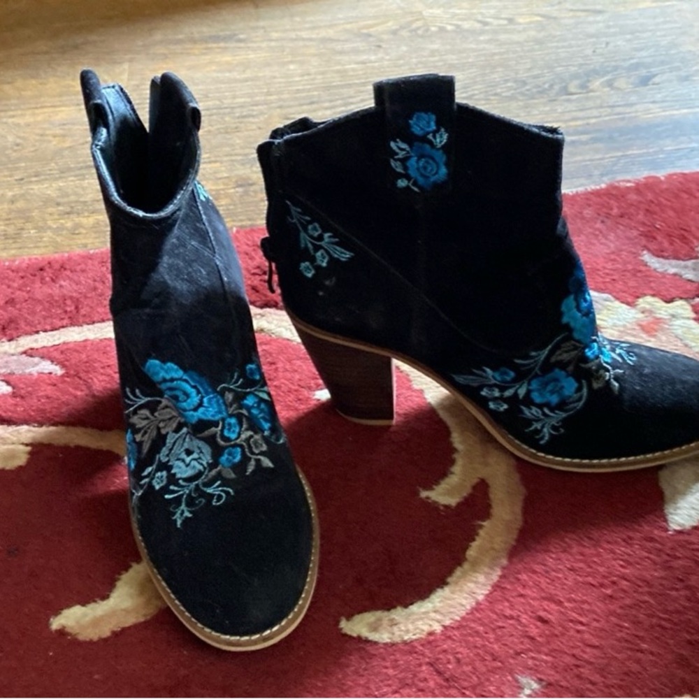🛍️ Embroidered faux suede boots